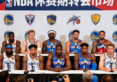 NBA休赛期转会市场，多名球星更换球队的新闻发布会的场景